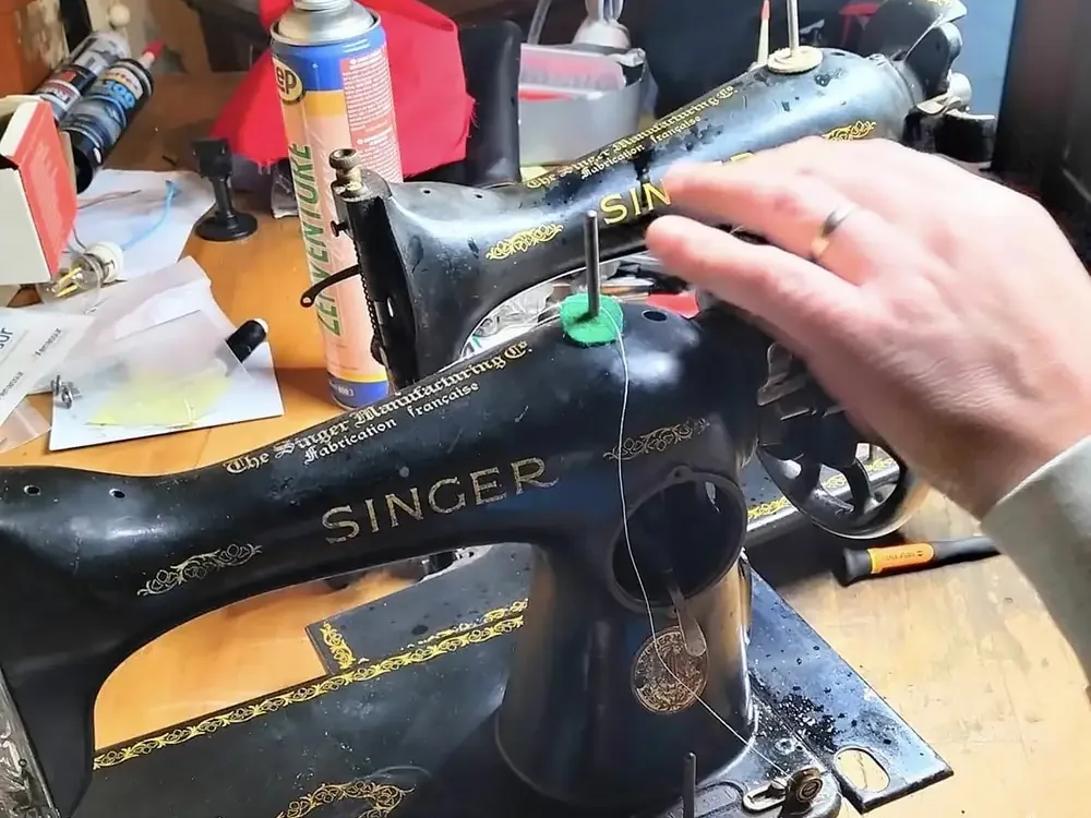 Machines à coudre anciennes et mécaniques en révision à l'atelier
