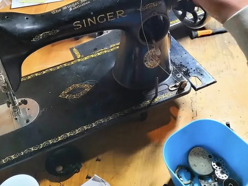 Machine à coudre ancienne prise en charge par l'atelier Du Zig-Zag Au Point droit