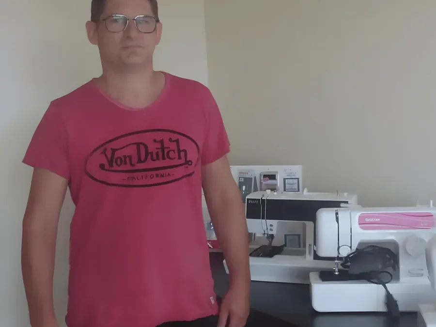 Yoann Pasquier, artisan réparateur de machines à coudre, dans son atelier